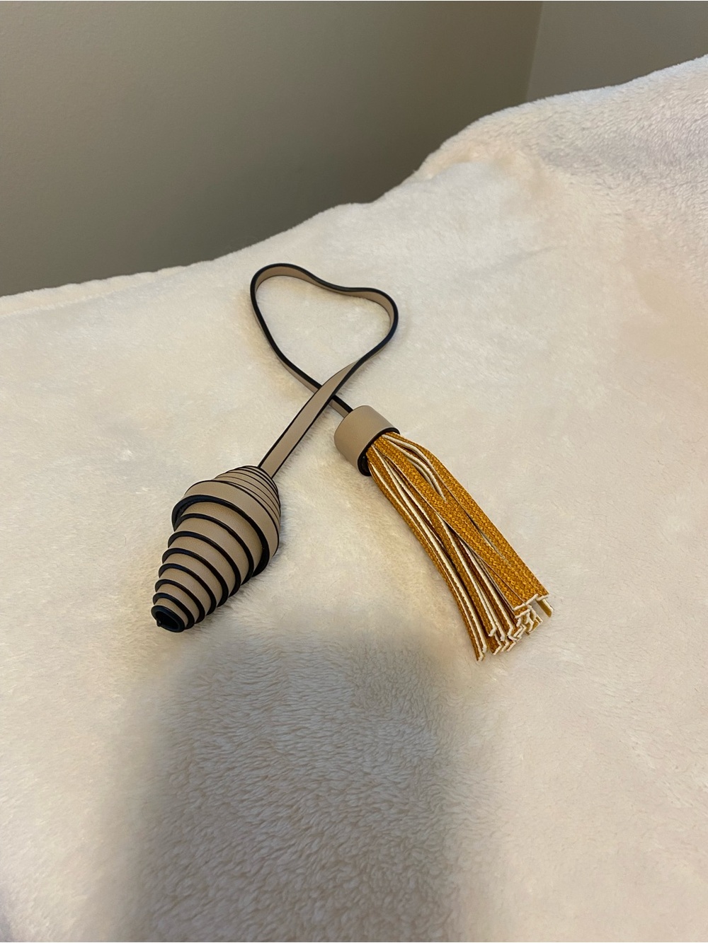 🌸 Beige and Gold Tassel Shoulder Bag Charm